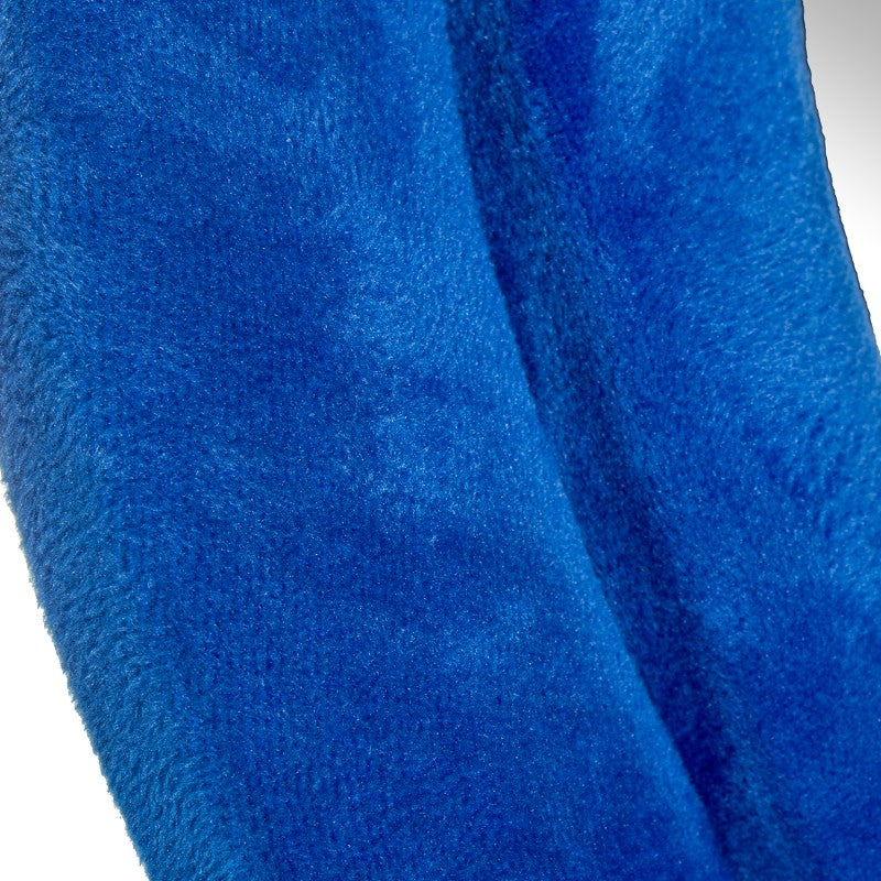 Primer plano de la curvatura del marco recubierto en terciopelo azul
