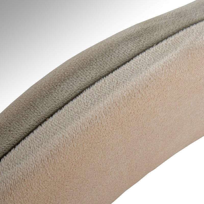 Detalle de la textura de terciopelo beige del marco asimétrico