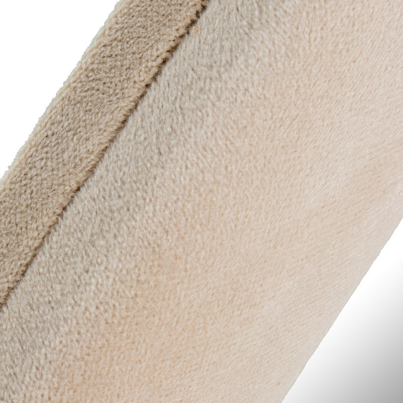 Primer plano del borde de terciopelo beige junto al cristal del espejo