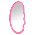 Espejo de pared forma orgánica con marco de terciopelo rosa, vista frontal