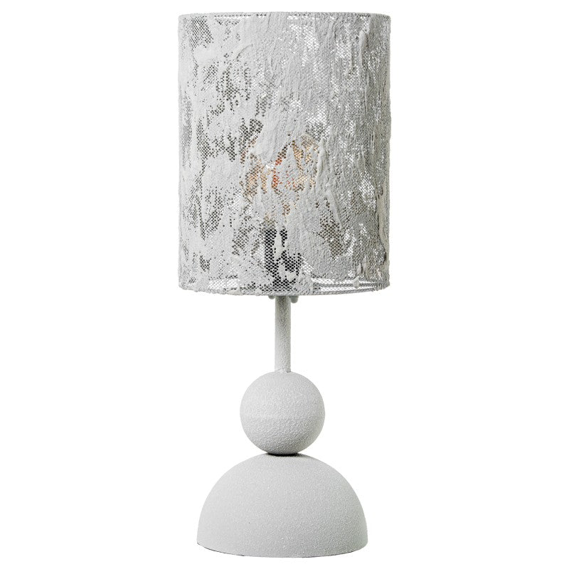 Lámpara de sobremesa blanca con base tipo esfera sobre semiesfera y pantalla con textura metálica veteada