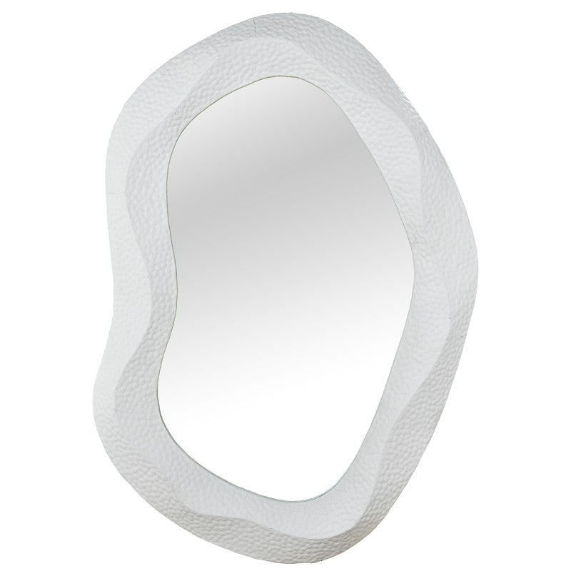 Espejo de metal blanco con forma orgánica irregular, vista frontal completa