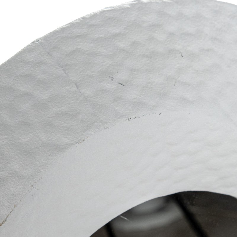 Detalle de la textura martillada del marco de metal blanco del espejo