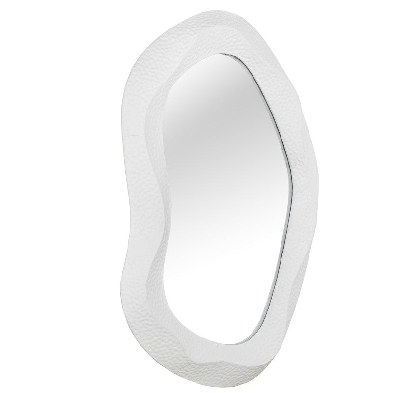 Espejo de metal blanco de forma orgánica, vista en ángulo mostrando su silueta alargada