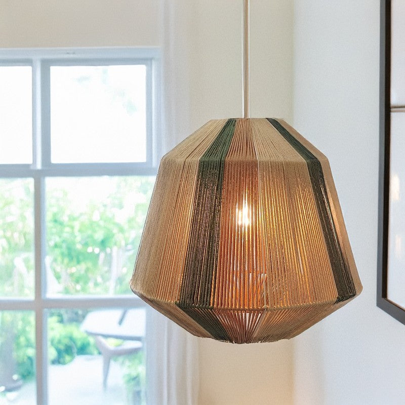 Lámpara de techo de cuerda encendida junto a una ventana con vistas al jardín