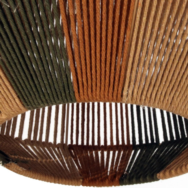 Detalle de la textura de cuerda tejida a mano en tonos verde, terracota y beige