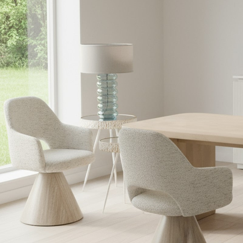 Lámpara de cristal en un rincón luminoso junto a mesa y sillas de comedor