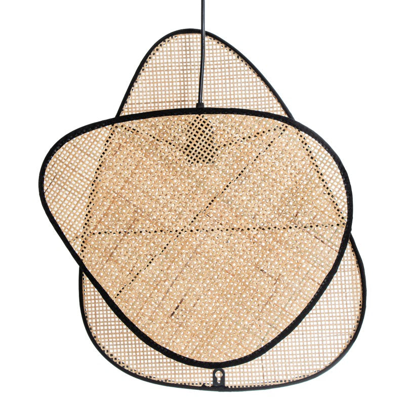Lámpara de techo de ratán natural con forma de flor y borde negro visto desde abajo