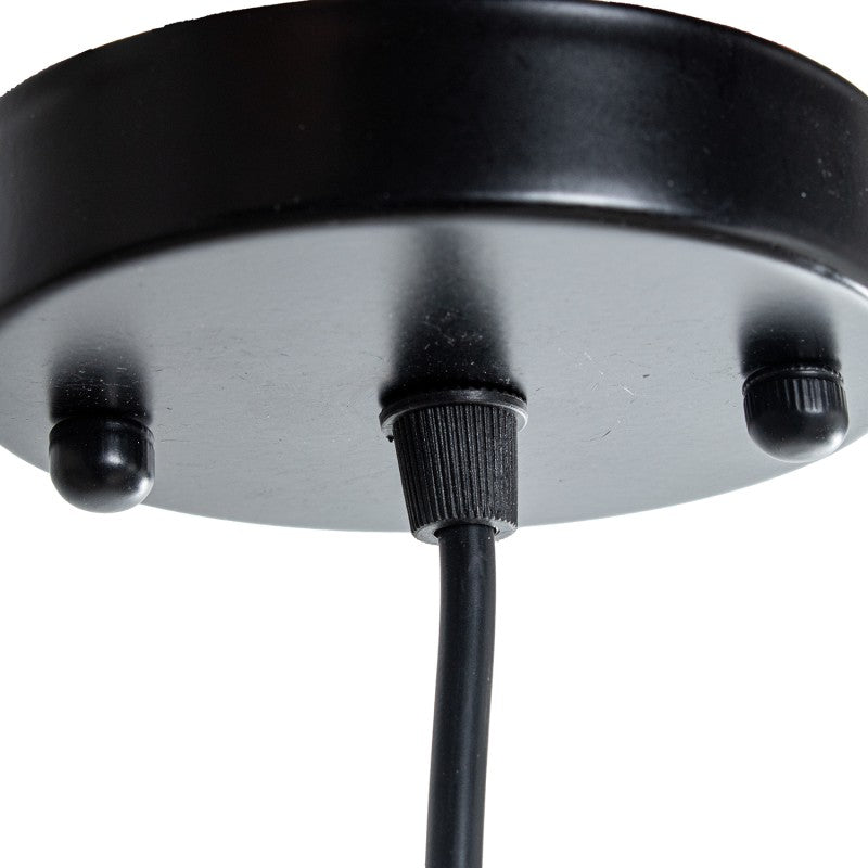 Detalle del florón de techo negro y cable de conexión de la lámpara de ratán