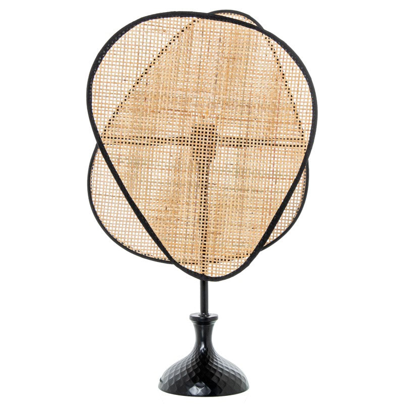 Lámpara de sobremesa con pantalla de ratán tejida en forma de flor con borde negro y pie de metal negro facetado