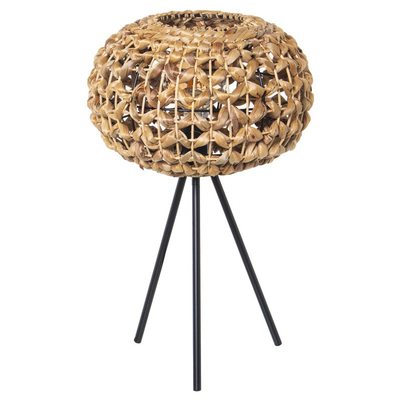 Lámpara de sobremesa con pantalla globo de hierba de mar trenzada y patas de trípode de metal negro, vista frontal