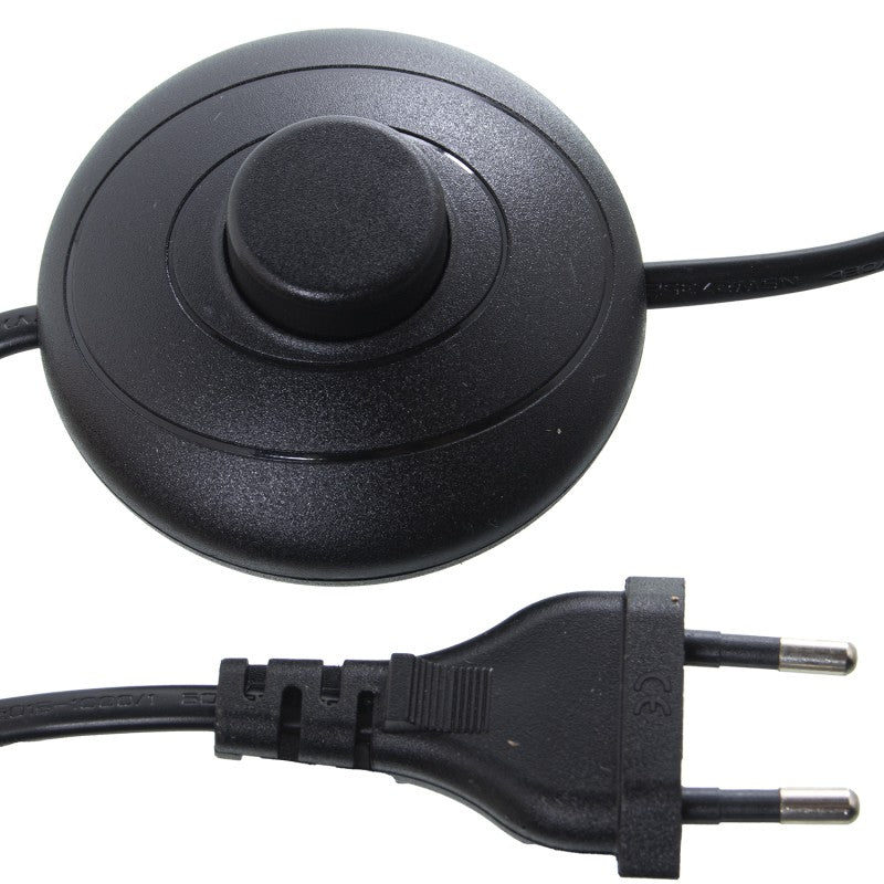 Detalle del interruptor de pie tipo pulsador y el enchufe europeo del cable de la lámpara