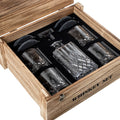 Set de whisky abierto mostrando botella, 4 vasos de cristal y piedras enfriadoras en caja de madera
