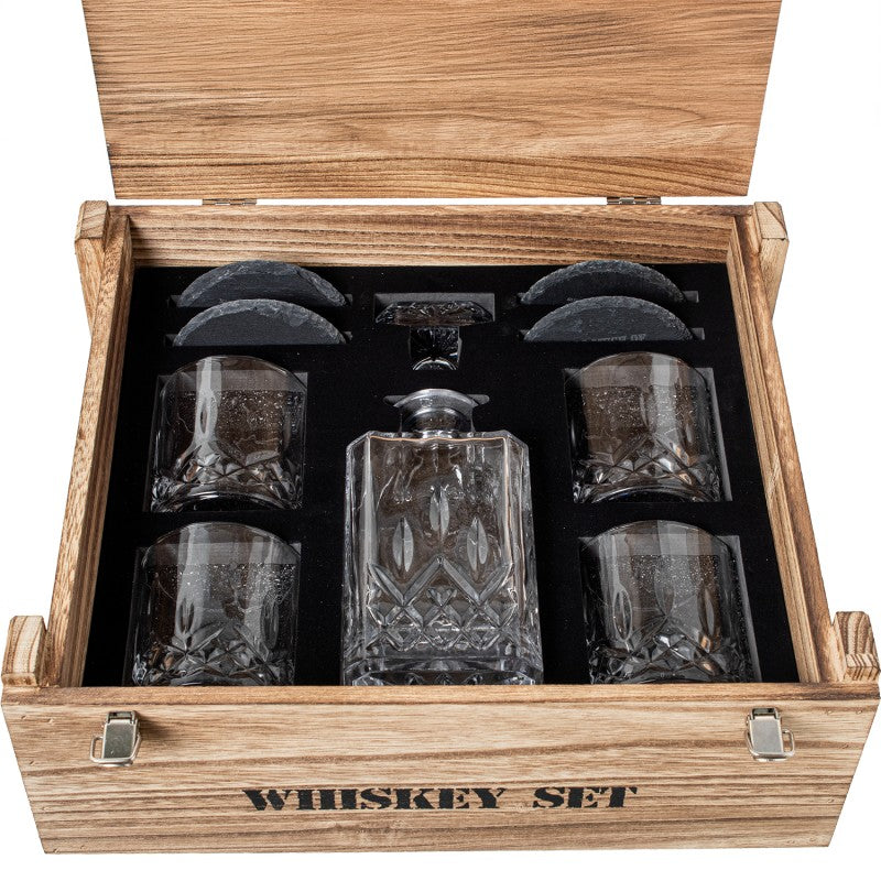 Set completo de whisky: botella, 4 vasos y posavasos en caja de madera abierta