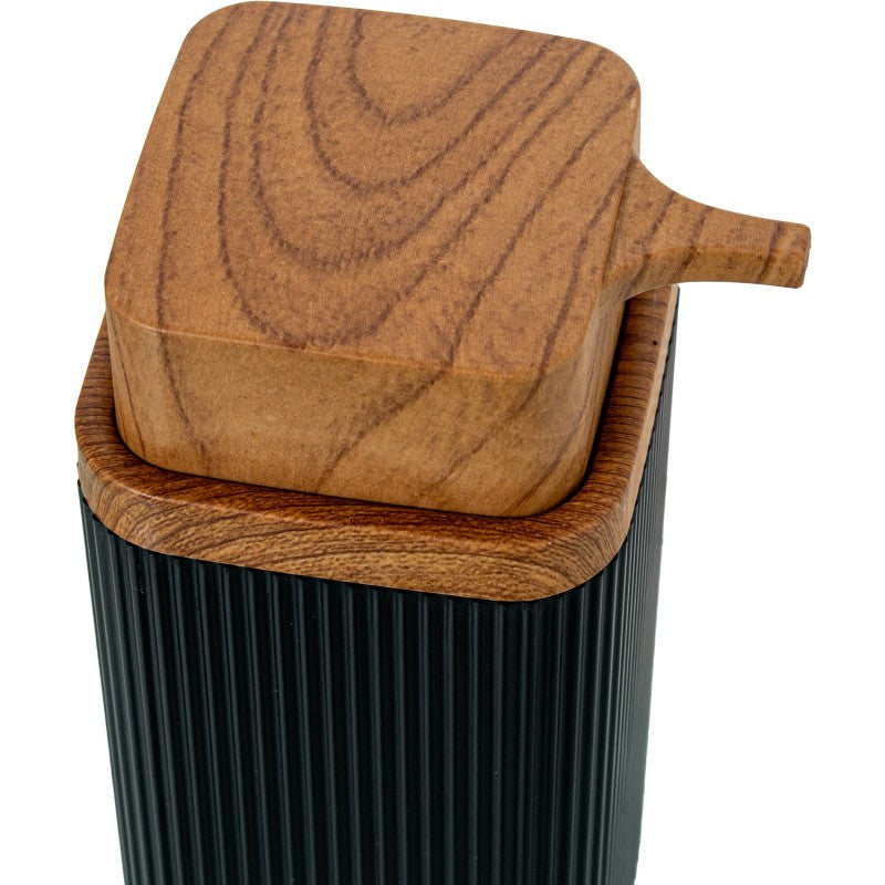 Detalle de la bomba de madera con veta natural del dosificador