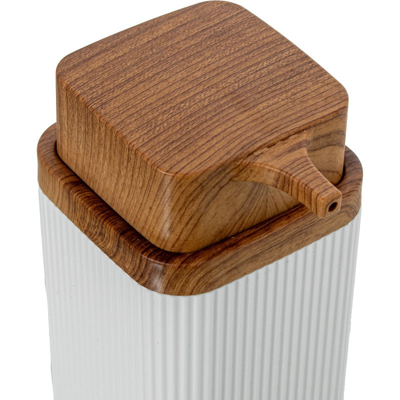 Detalle de la tapa efecto madera del dosificador de baño