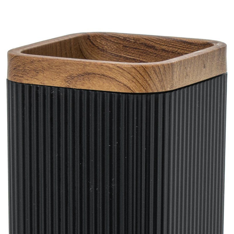 Detalle de la textura acanalada del vaso de baño acrílico negro