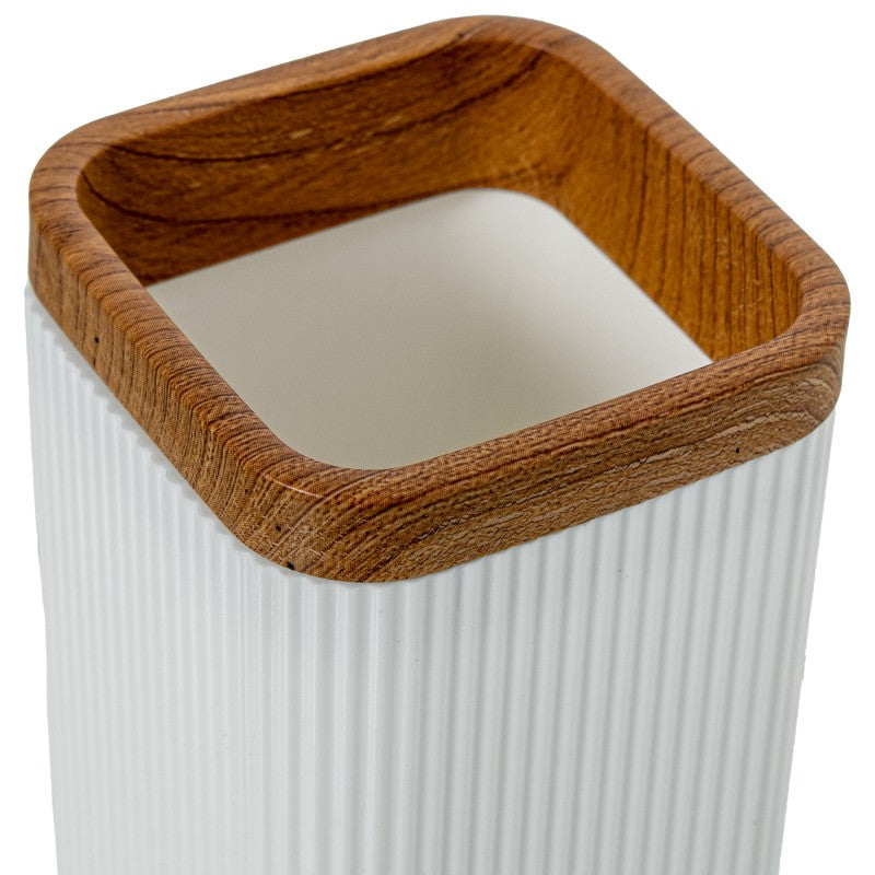 Detalle del borde efecto madera del vaso de baño acrílico