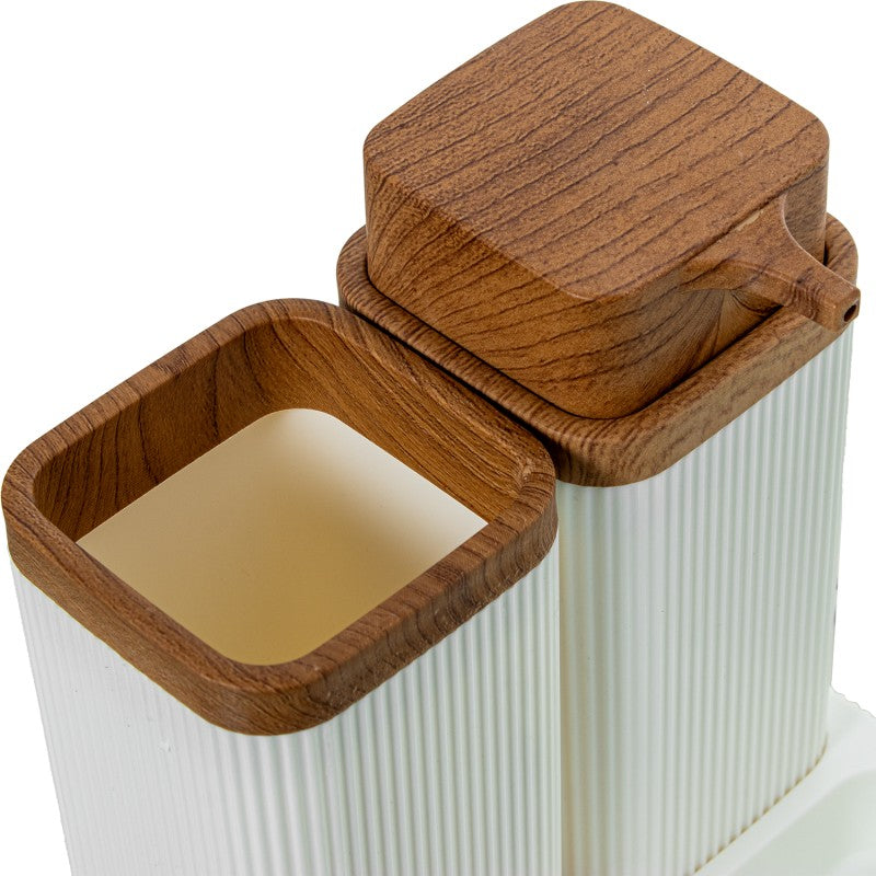 Detalle en primer plano del vaso y dosificador con tapas de madera del set de baño