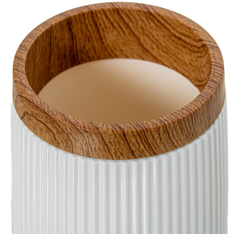 Vista superior del vaso de baño mostrando el borde de madera y el interior blanco