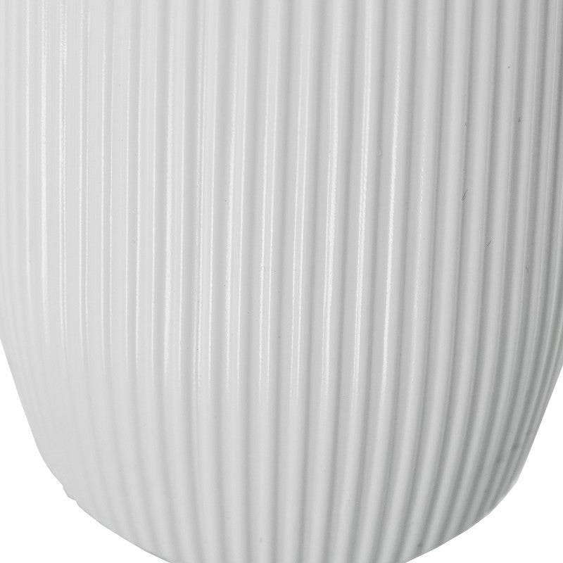 Vista inferior del vaso de baño mostrando la textura acanalada del acrílico blanco
