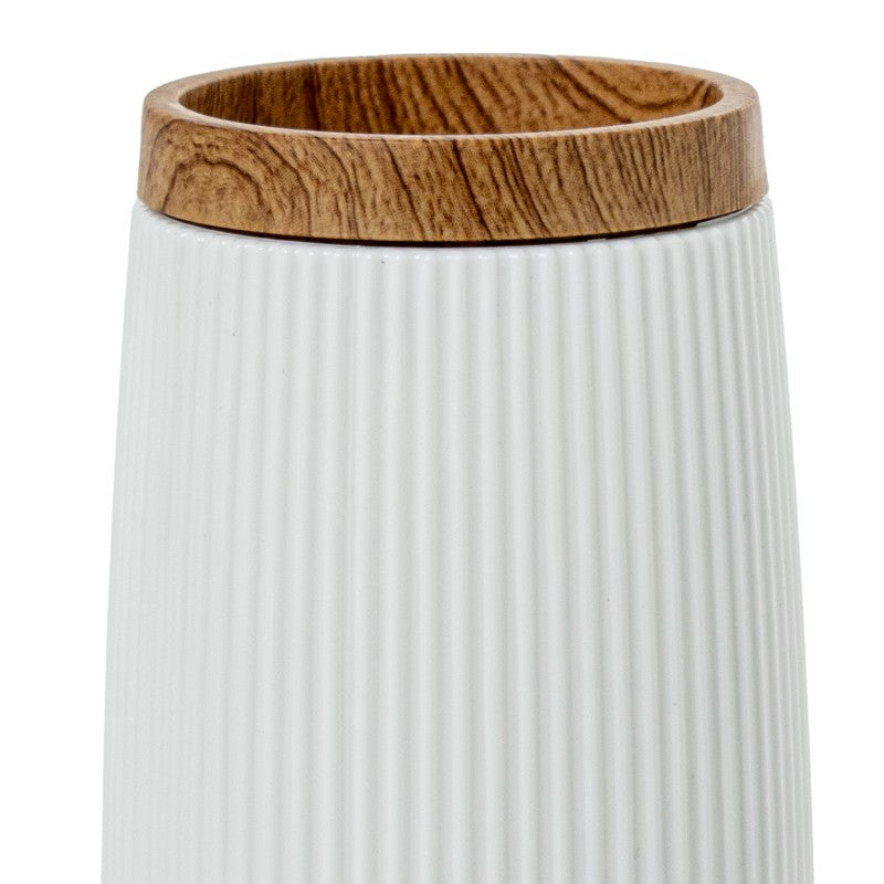 Vista angular del vaso de baño resaltando el borde de madera y las líneas verticales del cuerpo
