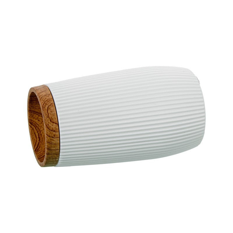 Vaso de baño tumbado de lado mostrando el interior del borde de madera